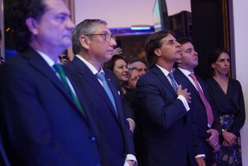 El prosecretario Rodrigo Ferrés, el embajador Pájaro Enciso y el presidente, Luis Lacalle Pou, entonan el himno uruguayo