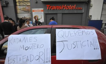 Fachada de Transhotel, con un cartel que denuncia al dueño de la agencia, Radamés Montero