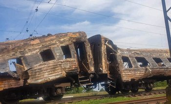 Un tren quemado después del ataque aéreo de Rusia a una estación en el pueblo de Chaplino, este de Ucrania