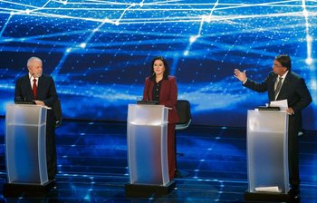 En el debate presidencial, tres candidatos (de izquierda a derecha): Luiz Inacio Lula da Silva, Simone Tebet y Jair Bolsonaro 