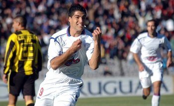 El festejo de Suárez de su único gol oficial contra Peñarol