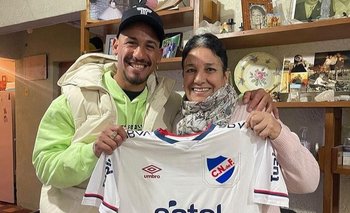Yonatan Rodríguez y la destinataria de la camiseta