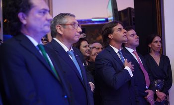 El presidente de la República, Luis Lacalle Pou, junto al embajador en Argentina Carlos Enciso.