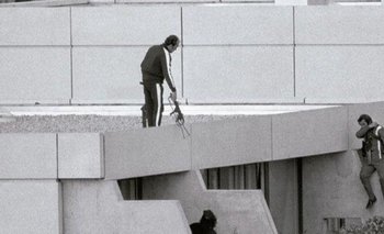 La policía vigila a los secuestradores de parte de la delegación israelí en Múnich 1972