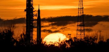 En esta imagen publicada por la NASA, el cohete espacial Artemis, con la nave espacial Orion a bordo, se encuentra en la plataforma de lanzamiento 39B mientras sale el sol el 31 de agosto de 2022, en el Centro Espacial Kennedy de la NASA en Florida. La NASA hará un segundo intento de lanzar su poderoso cohete a la Luna nueva el 3 de septiembre de 2022