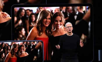 Tim Cook, CEO de Apple, en la conferencia de este martes; de fondo, las protagonistas de The Morning Show, Jennifer Aniston y Reese Witherspoon