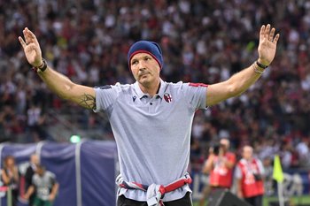 Sinisa Mihajlovic, técnico de Bologna, dirigió un partido mientras hace un tratamiento contra la leucemia