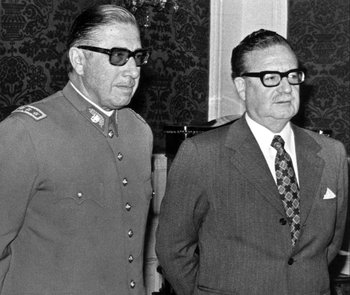 Augusto Pinochet (izquierda), dictador chileno de 1973 a 1990, junto a Salvador Allende (derecha), presidente al que desplazó del cargo y ordenó su asesinato