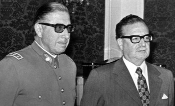 Augusto Pinochet (izquierda), dictador chileno de 1973 a 1990, junto a Salvador Allende (derecha), presidente al que desplazó del cargo y ordenó su asesinato