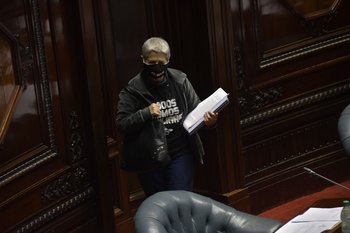 Foto de archivo. La senadora del Frente Amplio fue criticada nuevamente en el Parlamento, por insignias en sus vestimentas que “no representan a todos”, según senadores blancos