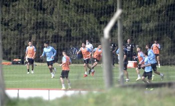 Último entrenamiento de la selección uruguaya previo al partido con Perú con Maxi Gómez como titular