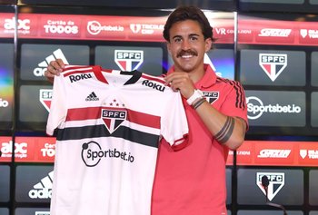 Gabriel Neves fue presentado en Sao Paulo, su nuevo club
