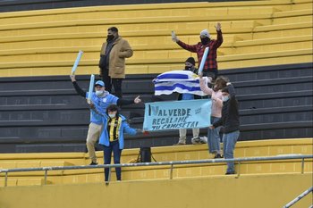 Los hinchas de Uruguay en el Campeón del Siglo, en la vuelta del público a las tribunas