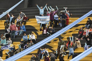 Los hinchas de Uruguay en el Campeón del Siglo, en la vuelta del público a las tribunas