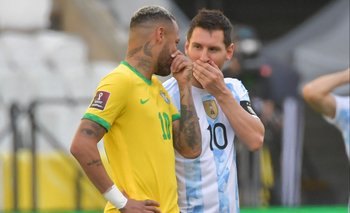 Neymar y Messi en setiembre pasado cuando se suspendió el partido entre ambas selecciones