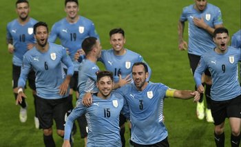 Diego Godín encabeza el festejo de la selección