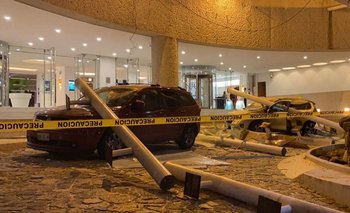 Vista de autos dañados afuera de un hotel luego del terremoto en Acapulco
