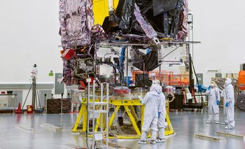 Esta foto de la NASA publicada el 8 de septiembre de 2021 muestra que después de completar con éxito sus pruebas finales, se ve que el telescopio espacial James Webb de la NASA se prepara para su envío a su sitio de lanzamiento en las instalaciones de Northrop Grumman en Redondo Beach, California.