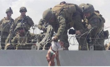 Momento en que la bebé es recibida por los soldados en el aeropuerto de Kabul.