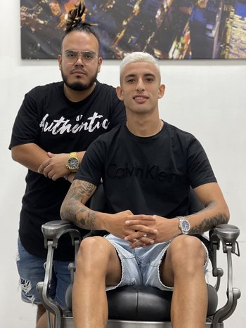 Santiago Rodríguez y su barbero y amigo en Nueva York, David Marulanda