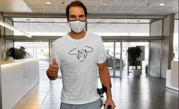 Rafael Nadal camina con muletas debido al tratamiento en su pie izquierdo