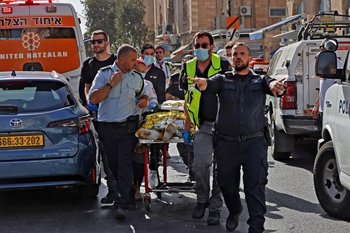 Los médicos de Israel sacan a un palestino herido, que apuñaló a dos israelíes