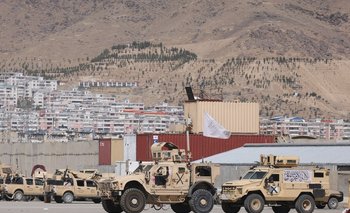20210914 Vehículos blindados con la bandera de los talibanes se ven en un campamento del ejército estadounidense en el aeropuerto de Kabul, el 14 de setiembre de 2021