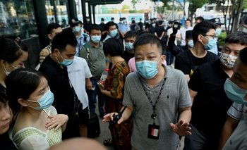 Varias decenas de manifestantes volvieron a reunirse por tercer día consecutivo frente a la sede central de Evergrande en Shenzhen.