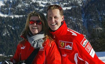 Michael Schumacher y su esposa Corinna; el múltiple campeón de Fórmula Uno permanece en coma inducido desde que sufrió una lesión cerebral mientras esquiaba en Los Alpes el 29 de diciembre de 2013 