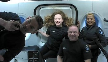 Los turistas disfrutan de la ingravidez en el espacio.