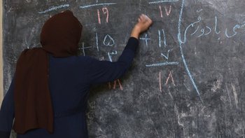 Foto de archivo. Una profesora en un aula afgana