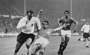 Greaves en acción ante Francia en el Mundial de 1966