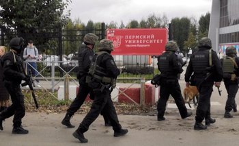 Efectivos de la Guardia Nacional de Rusia entraron en el campus de la Universidad de Perm y lograron detener al atacante.