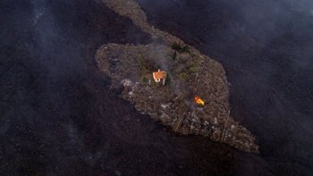La residencia fue bautizada la "casa milagrosa" por haber sido afectada por el devastador paso de la lava, como muchas otras.
