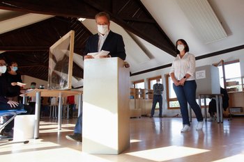 El líder conservador de la CDU de la Unión Demócrata Cristiana de Alemania y candidato a canciller Armin Laschet deposita su voto en un colegio electoral en Aquisgrán, Alemania occidental