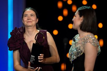 La directora de cine rumana Alina Grigore recibe el premio "Concha de Oro" a la mejor película por "Luna azul" (Crai nou) durante la ceremonia de clausura del 69º Festival de Cine de San Sebastián