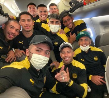 Con una selfie en el avión, directo a Brasil