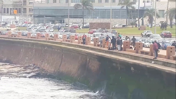 Personas señalan el lugar donde cayó al mar el hombre de 48 años que fue rescatado