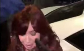 La imagen del momento donde Cristina Fernández es apuntada con el arma