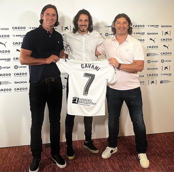 Edinson Cavani junto a Gonzalo De los Santos y Walter Guglielmone en Valencia