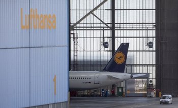 Un avión de la empresa alemana Lufthansa parado en el aeropuerto de Frankfurt, oeste de Alemania