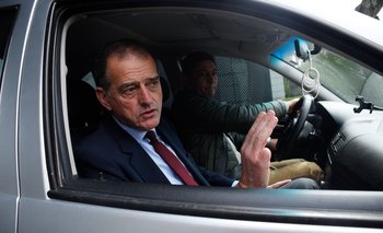 Foto de Guido Manini Ríos en su vehículo, a la salida de una reunión oficial