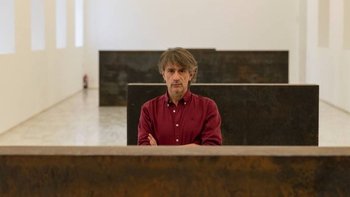 Juan Tallón entre los bloques de la escultura de Richard Serra (foto de Laura Ortega).