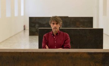 Juan Tallón entre los bloques de la escultura de Richard Serra (foto de Laura Ortega).