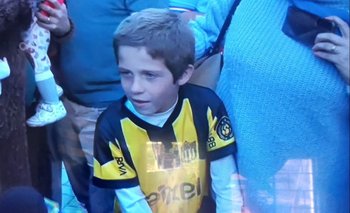 El niño con la camiseta de Peñarol al que saludó Luis Suárez