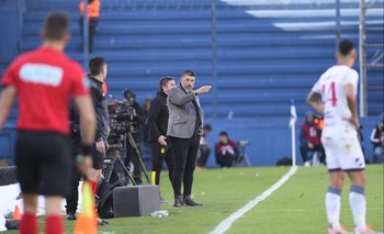 Leonardo Ramos dirigiendo a Peñarol en el clásico