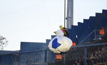 La gallina inflable y un hincha en lo alto el tejido en la tribuna de Peñarol en el Gran Parque Central