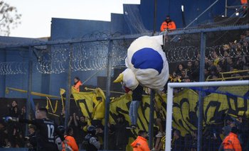 Hinchas de Peñarol mostraron una gallina inflable en referencia a Nacional este domingo
