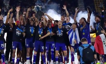 El equipo de Orlando City, con Mauricio Pereyra levantando la copa, César Araujo y Facundo Torres -con la bandera uruguaya- celebrando el primer título del club en su historia
