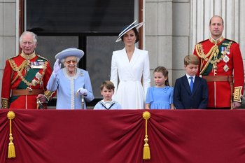 Elizabeth II junto a su hijo Charles, el príncipe William, Kate Middleton y sus bisnietos